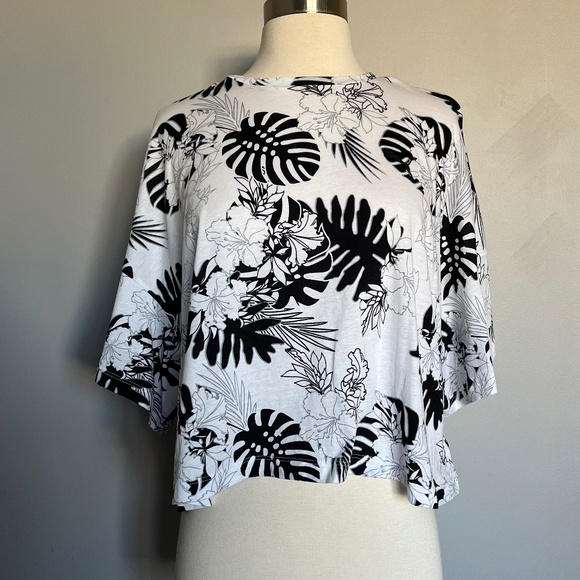 Puma Fashion Exotic Leaves Hawaii Floral White Cropped Boxy Relaxed Tee Top Larg - Picture 3 of 10